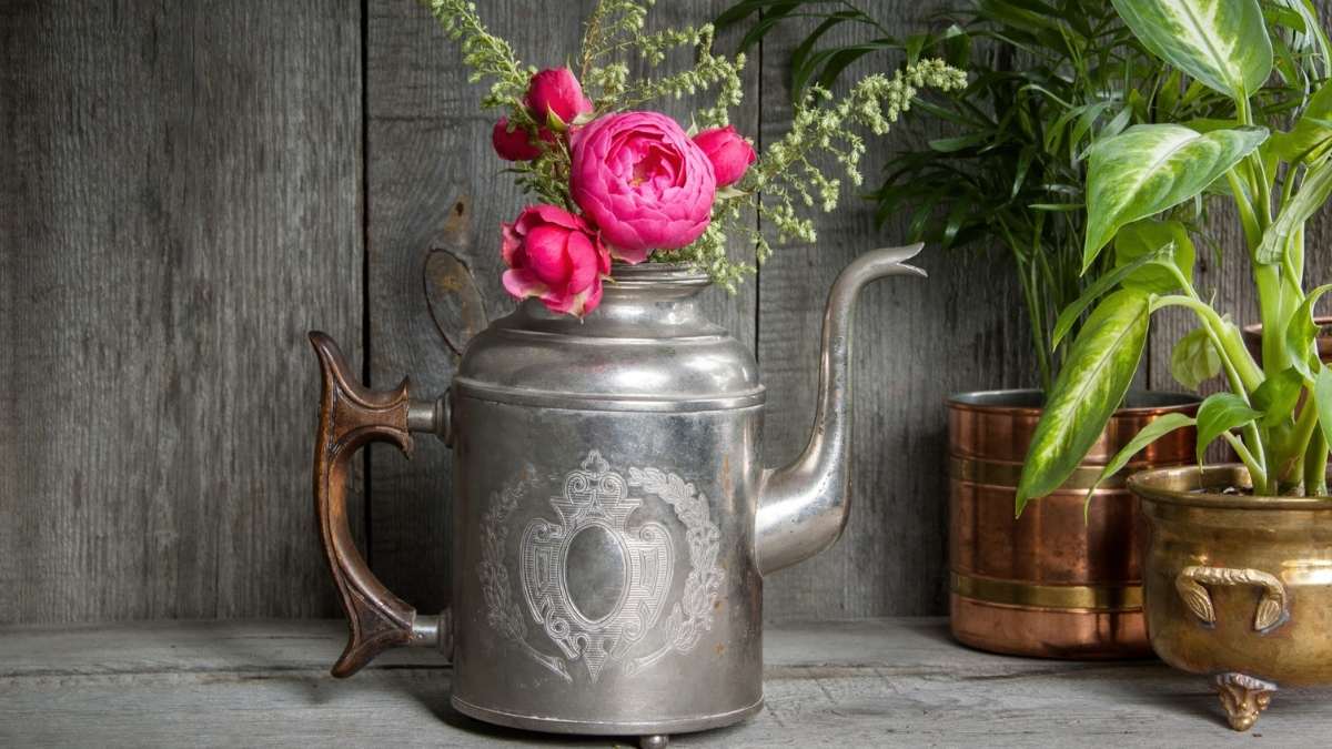 Stunning Garden and Outdoor Metal Milk Jug Ideas